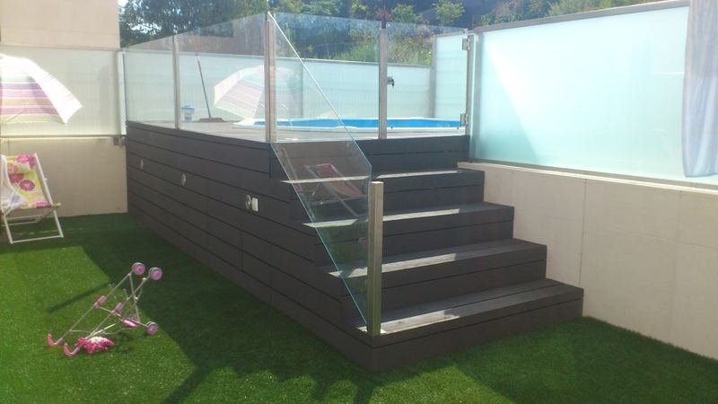 Piscina elevada com deck e guarda em vidro