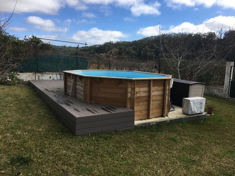 Piscina de madeira com deck em compósito